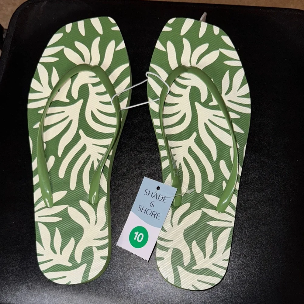 Shade & Shore Leafy Green Flip Flop Sandals, NWT, Size 10 (CL)